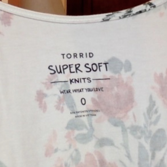 Torrid Super Soft Ivory Floral Lattice Ruffle Sleeve Top Size 0x - Picture 6 of 6